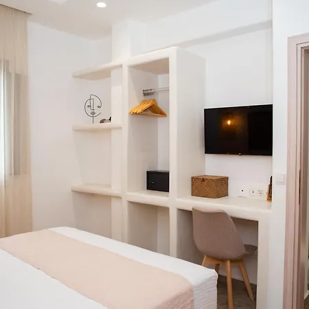 Anais Of Naxos Hotell 3*
